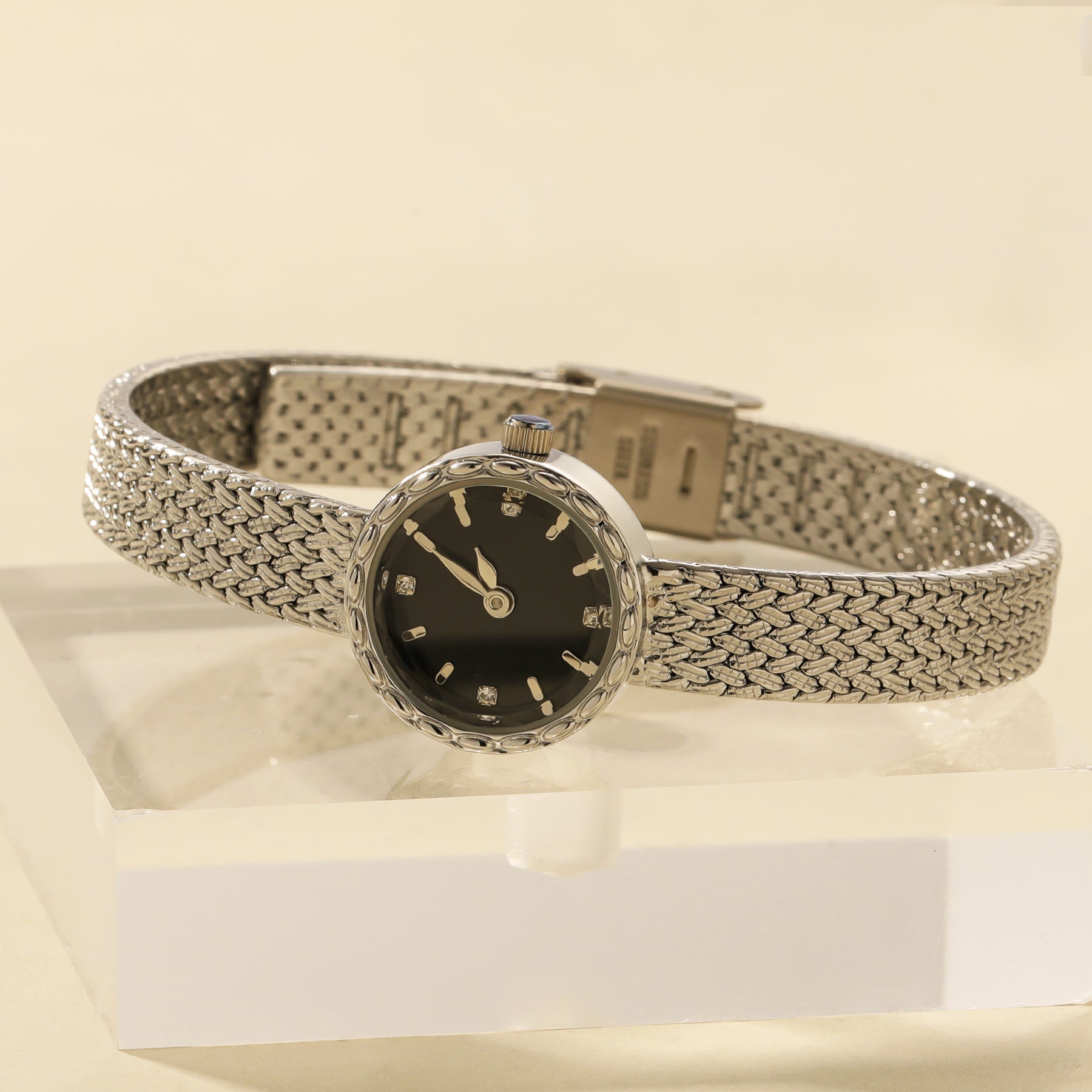 Teksturyzowany złoty zegarek Solenne