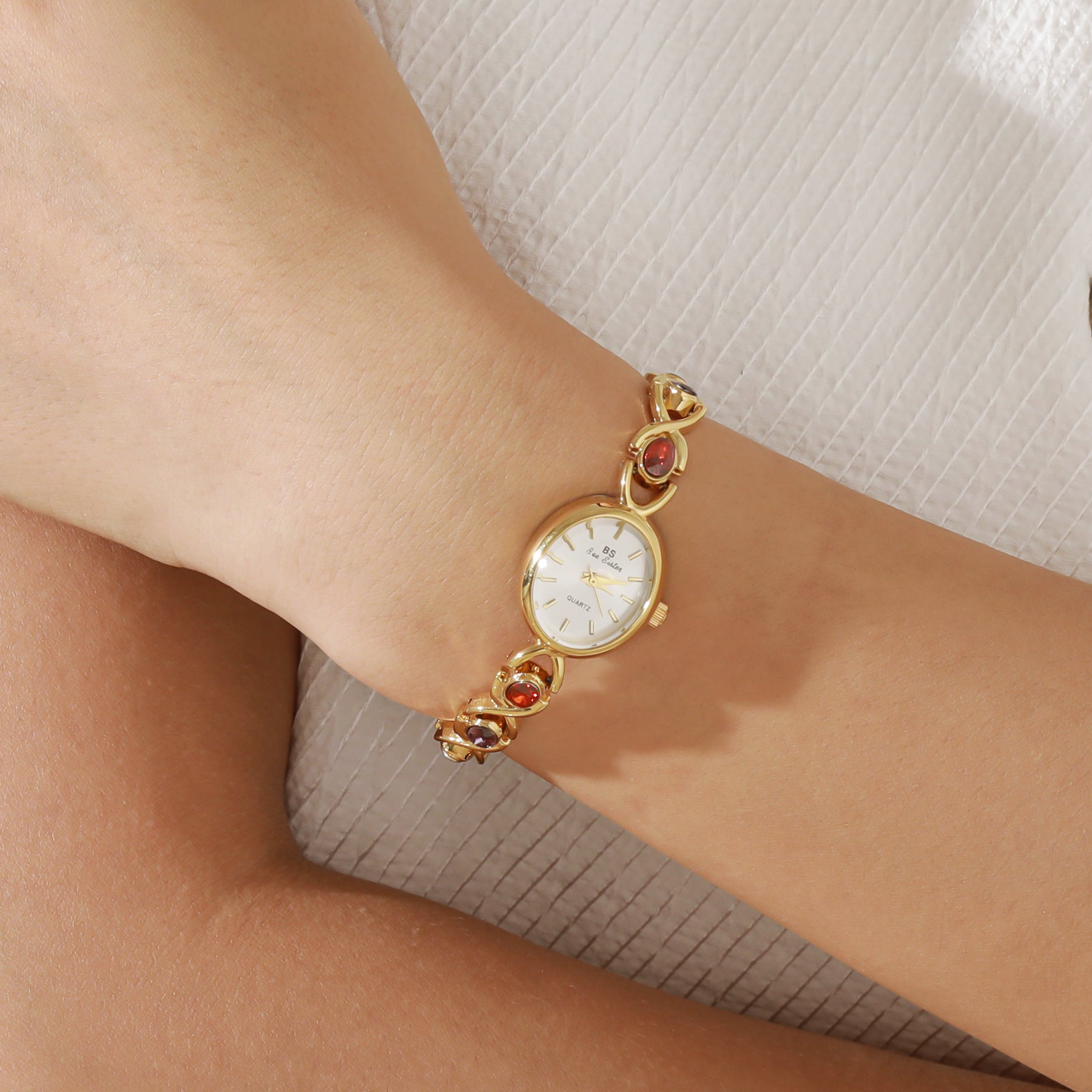 Zegarek Aurélienne z akcentami z kamieni szlachetnych