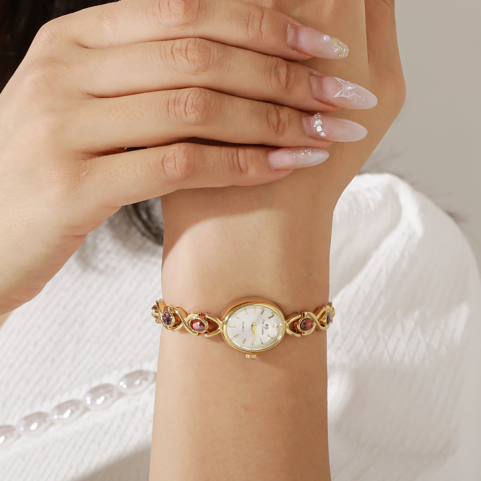 Zegarek Aurélienne z akcentami z kamieni szlachetnych