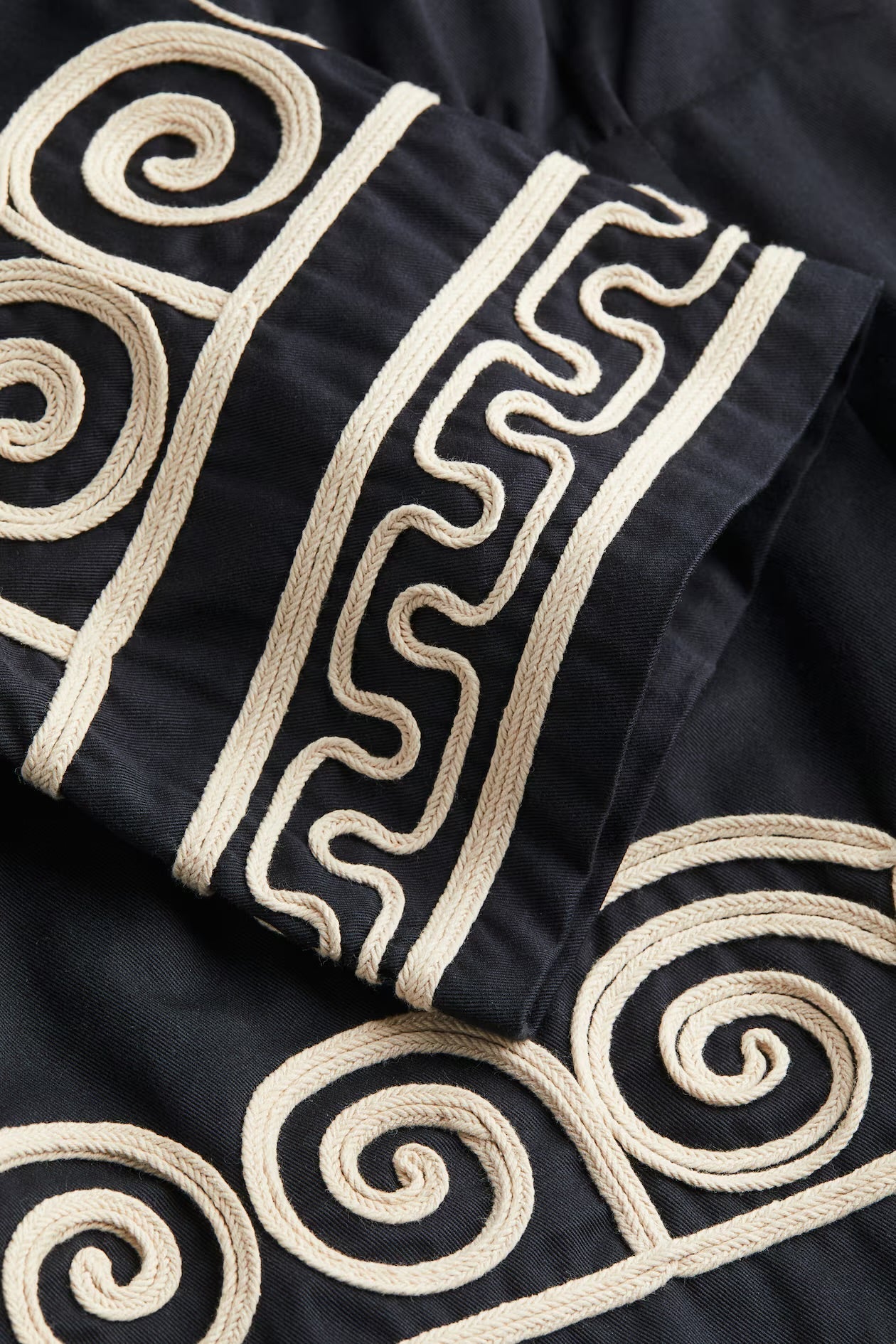 Sukienka mini Julianna z haftem