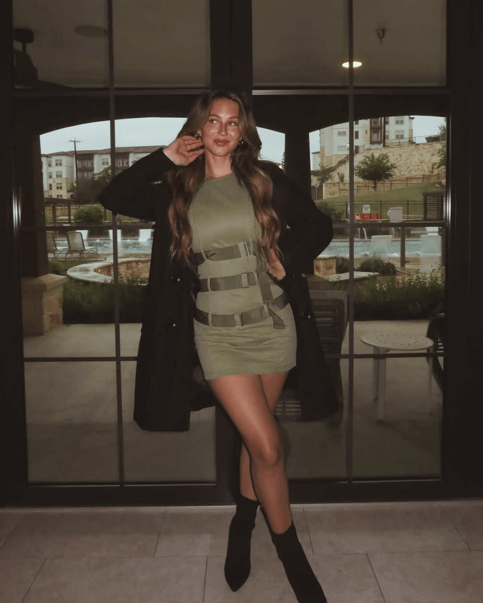 Sukienka Mini Renata z Detalami Z Klamrą