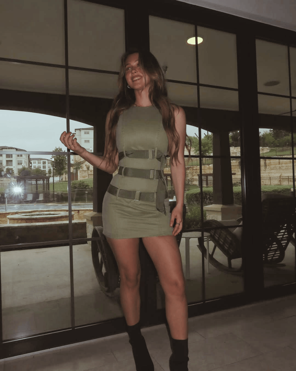 Sukienka Mini Renata z Detalami Z Klamrą