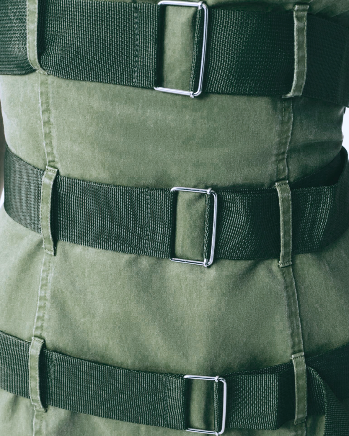 Sukienka Mini Renata z Detalami Z Klamrą