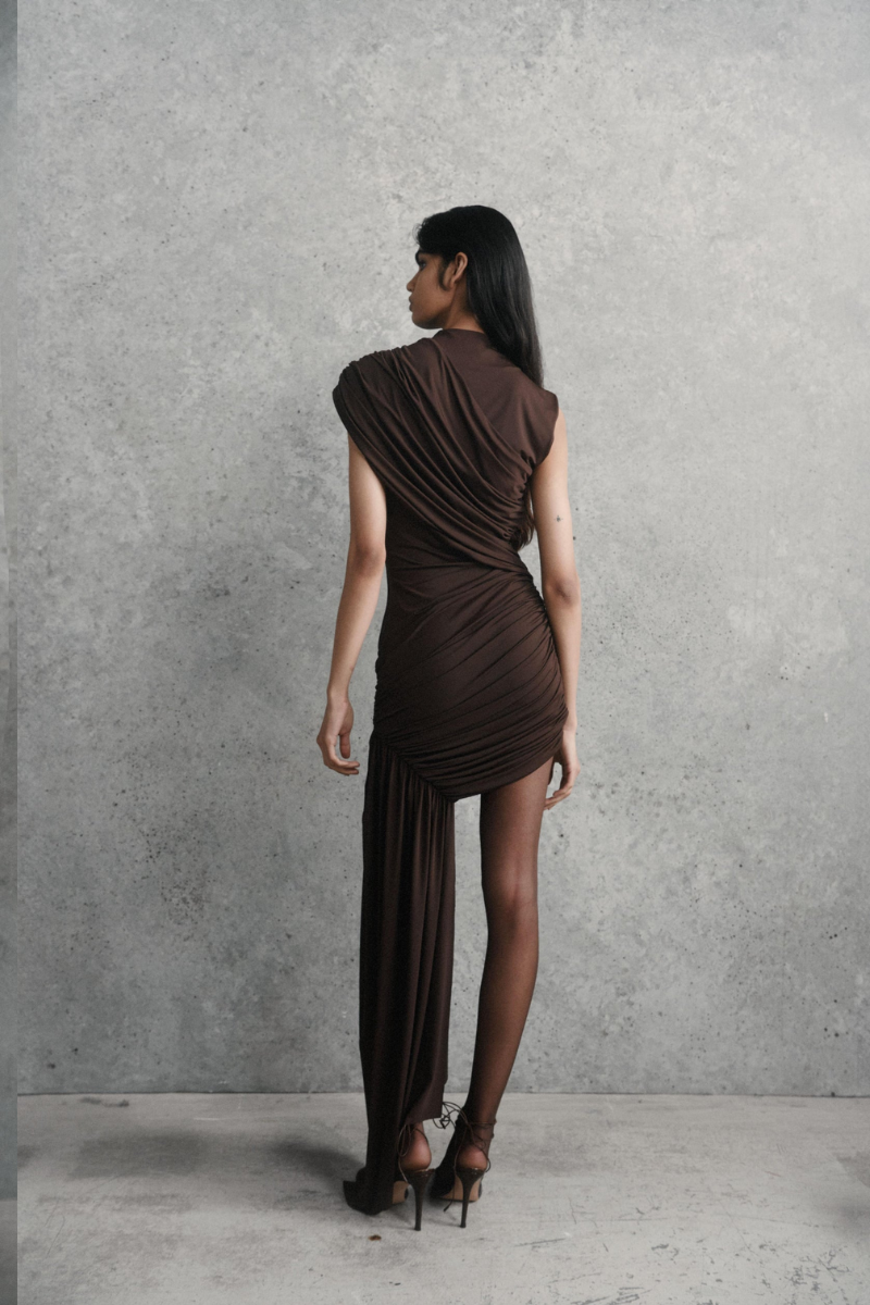 Sukienka mini Venna w kolorze czekoladowym