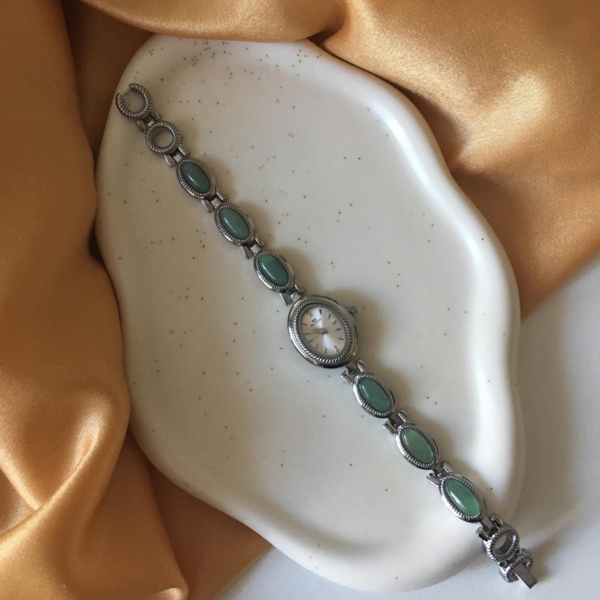 Zegarek Solènea z kamieniami szlachetnymi