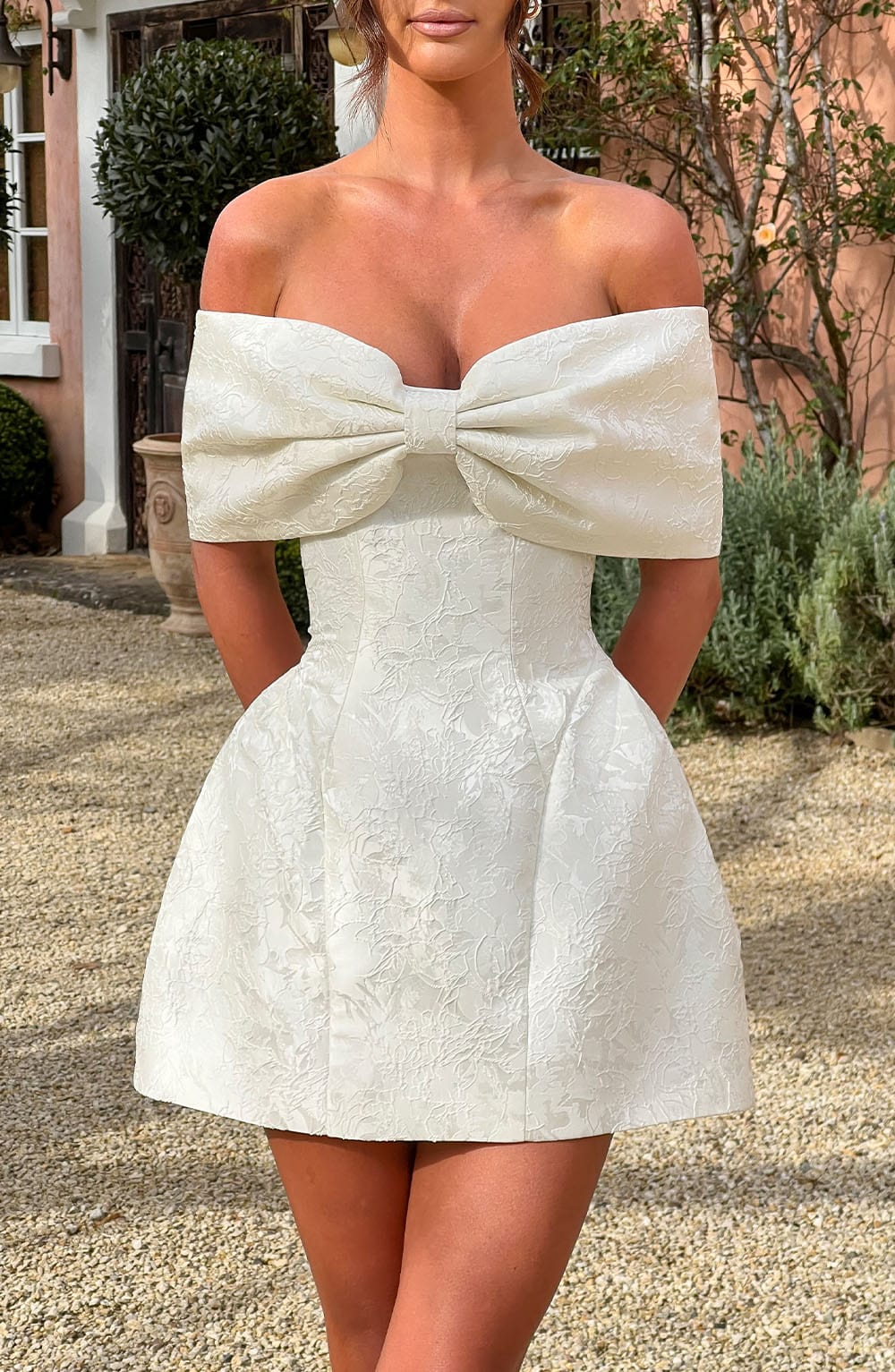 Sukienka z odkrytymi ramionami Celia Bow