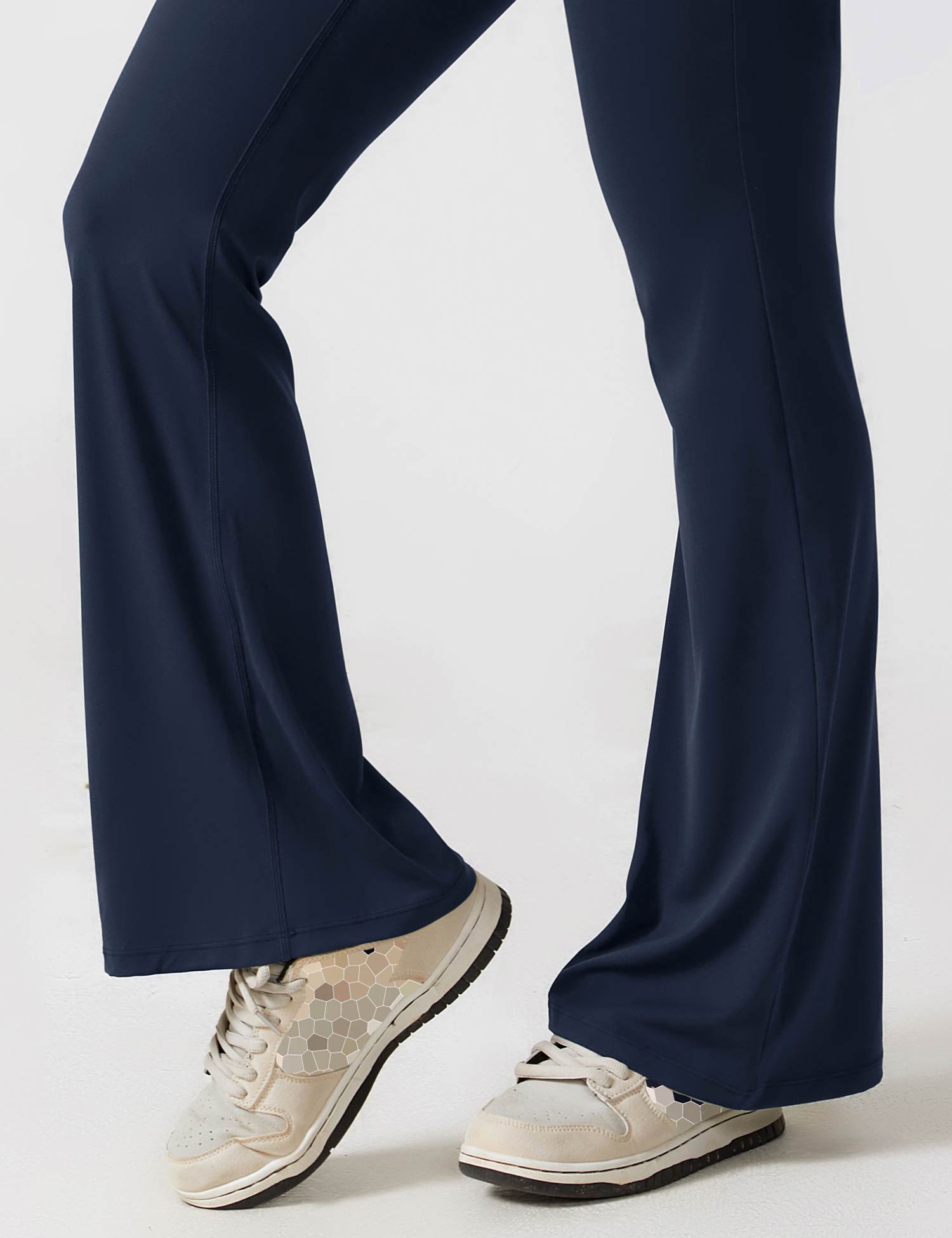 Meave Kombinezon z Rozkloszowanymi Nogawkami i V-kształtnym Dekoltem